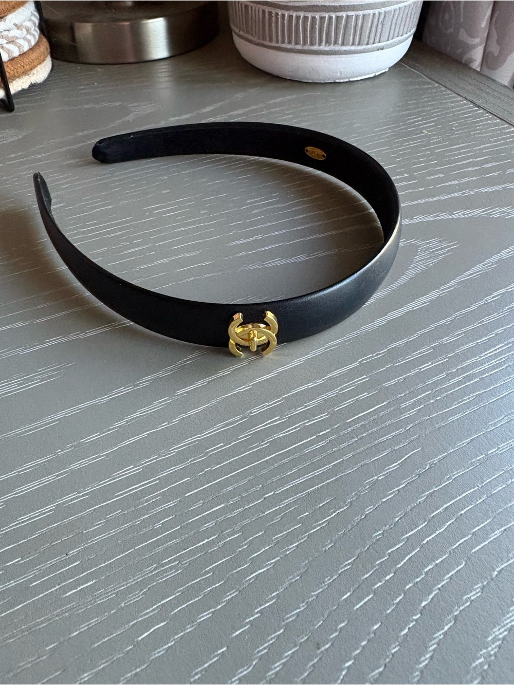 FASHION Black with gold turnlock headband - Picture 4 of 7